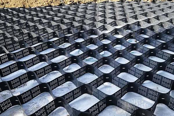 土工格柵與土工格室的區(qū)別有哪些？  第2張