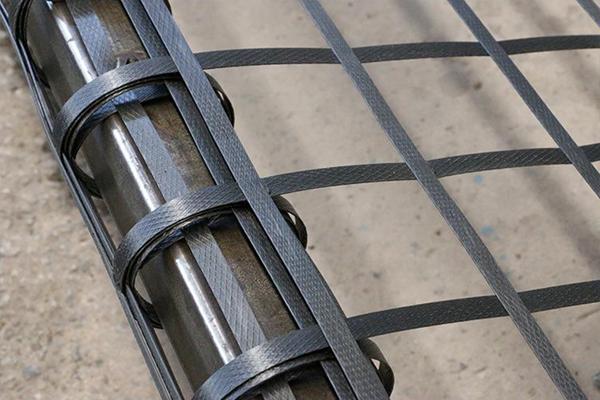 土工格柵與復(fù)合土工膜結(jié)合使用對路基的影響有哪些呢？  第3張